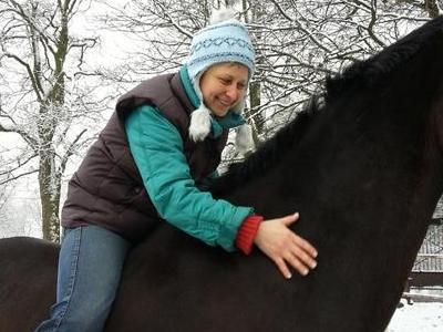 kobieta siedząca na koniu